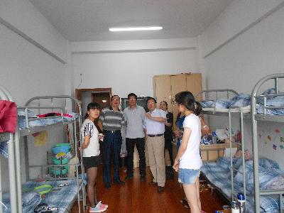 院领导们视察实习生宿舍，了解同学们的住宿及实习情况
